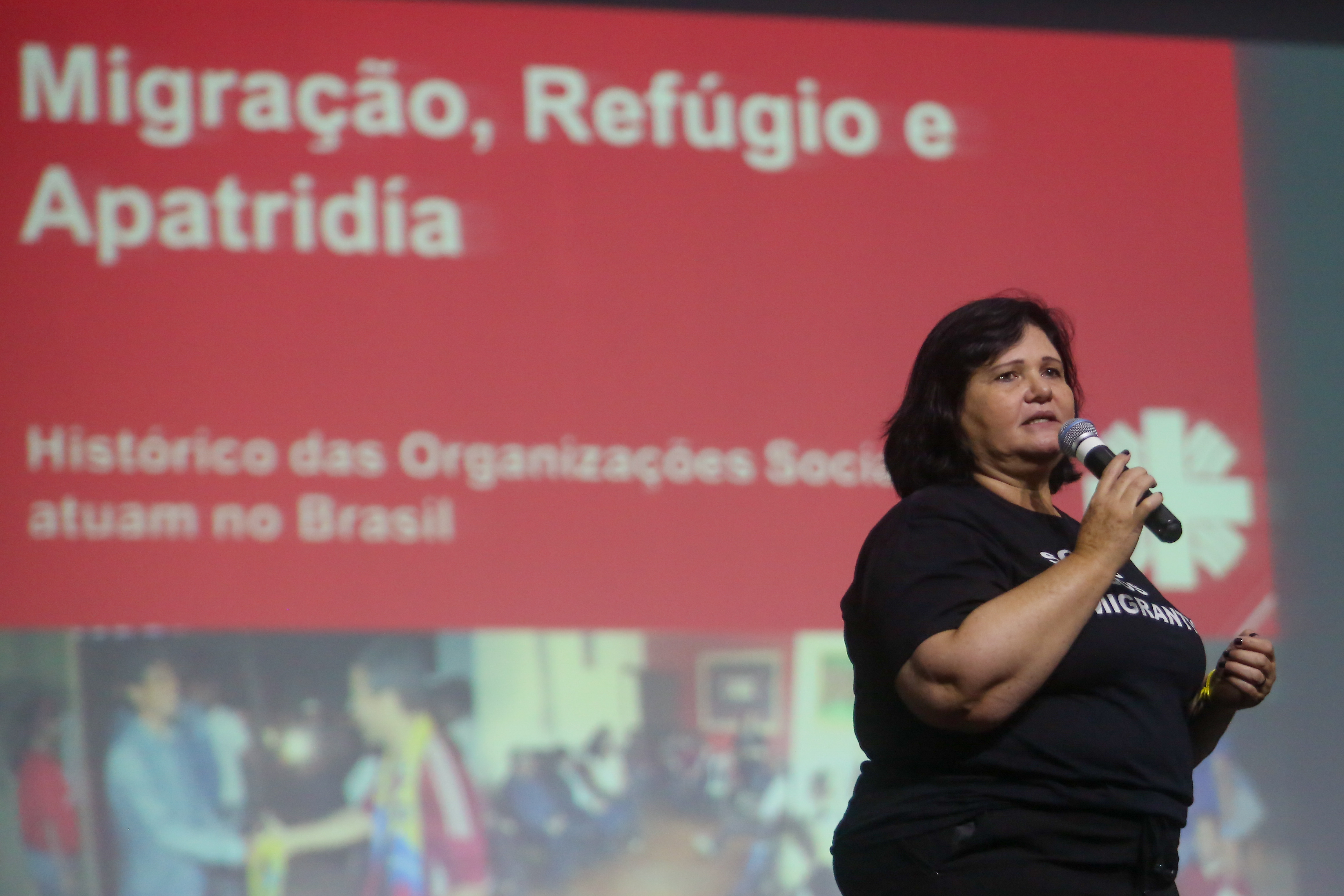 A Secretária Executiva da Cáritas Brasileira Regional Paraná, Márcia Ponce, durante apresentação de formação do MigraCidades, em Umuarama, Paraná, no dia 5 de maio de 2023.