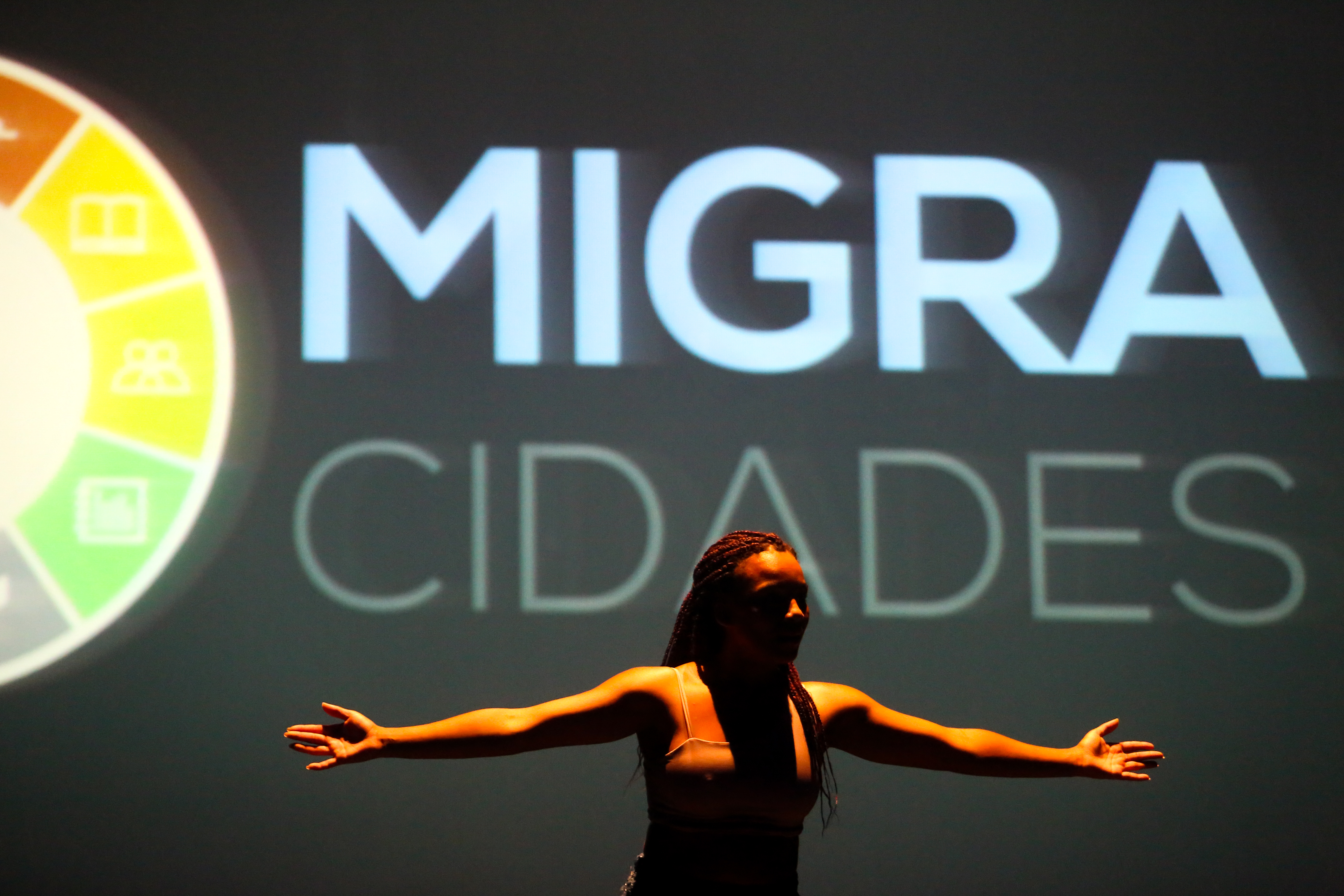 Apresentação cultural de Stephanie Fernandes, durante a formação MigraCIdades, em Umuarama, no dia 05 de maio de 2022.