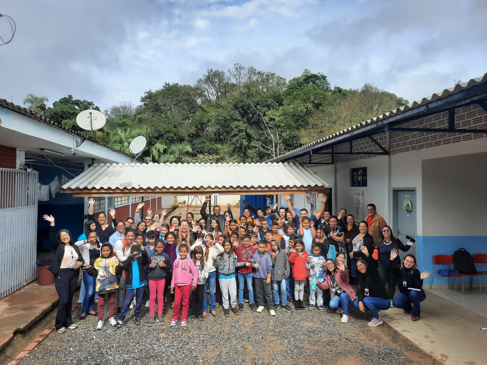 comunidade escolar e equipe da Cáritas após assembleia comunitária